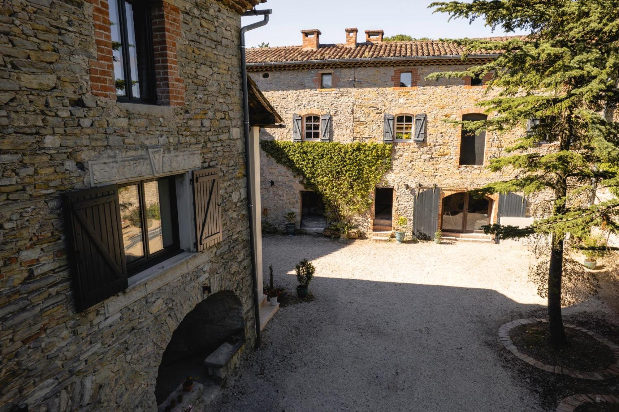 Hotel Les Terres Aoyama Saint Julien Les Rosiers Exterior foto